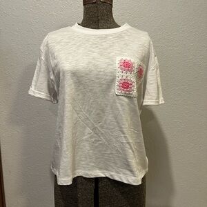 Design365 Crochet Pocket Tee – Size M (True to Size)